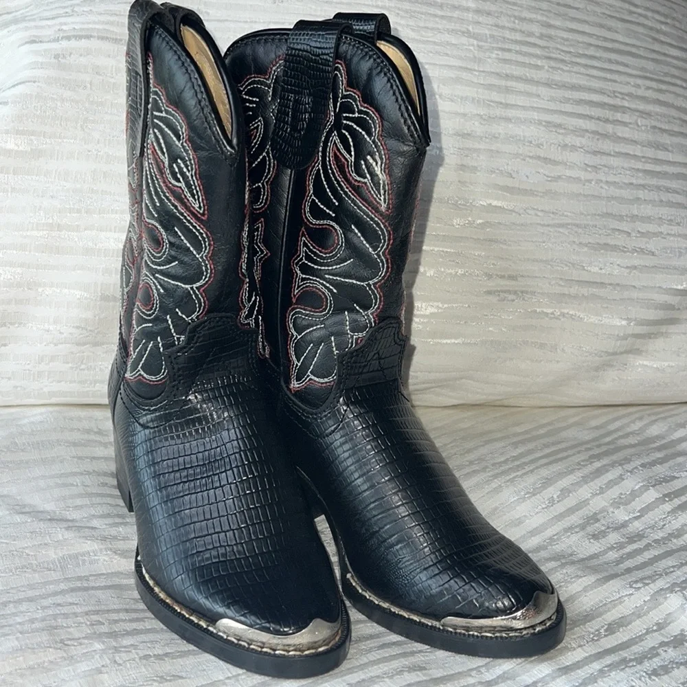 CHILDREN’S BOOTS BLACK WITH WHITE & RED STITCHING AND ENGRAVED TOE PLATE, VTG
